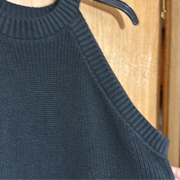 Old Navy Navy Blue Sleeveless Sweater size large - Picture 3 of 3